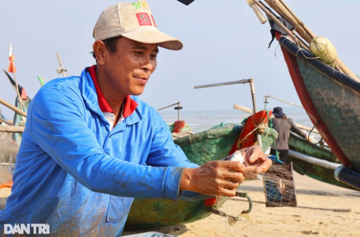 Theo ngư dân địa phương, lượng cá mắc lưới lên đến hàng tạ, thậm chí cả tấn, các chủ thuyền phải huy động 3-8 người cùng làm việc. Mỗi thuyền phải mất 2-4 tiếng đồng hồ mới gỡ hết cá khỏi lưới. Lực lượng hỗ trợ chủ yếu người thân trong gia đình. Chuyến biển nào trúng cá, phải thuê thêm lao động, tiền công 200.000-300.000 đồng/người, tùy sản lượng. 