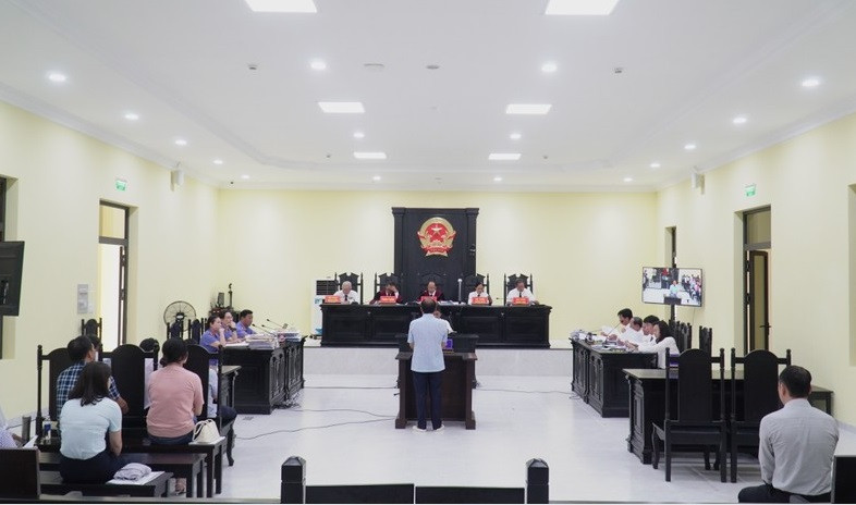 Trong phần xét hỏi, 3 bị cáo phản cung toàn diện, cho rằng không có việc lập hồ sơ khống 2 hạng mục công trình để lấy của Nhà nước số tiền hơn 7,3 tỷ đồng như cáo buộc của Viện Kiểm sát. Các bị cáo cho rằng, trong quá trình điều tra, do không được minh mẫn, bị ảnh hưởng tâm lý nên thừa nhận hành vi phạm tội. Đại diện Viện Kiểm sát khẳng định "không có cơ sở chấp nhận".