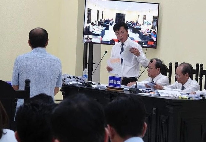 Các luật sư cùng đại diện Viện Kiểm sát đã tranh luận xung quanh vấn đề có hay không việc 3 bị cáo đã lập hồ sơ khống 2 hạng mục công trình là "Khu tiếp nhận phân tách rác" và "Hệ thống xử lý nước thải" để lừa đảo chiếm đoạt của nhà nước 7,3 tỷ đồng. 