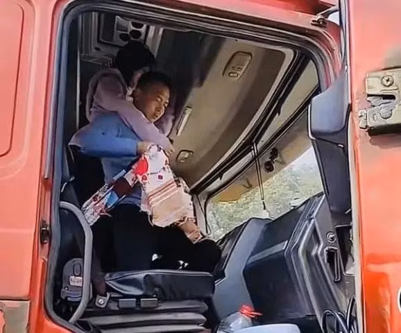 Cau chuyen cam dong ve nguoi chong cham vo bi liet suot 4 nam