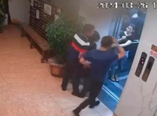 Hải Dương: Triệu tập kẻ sàm sỡ, đánh nữ nhân viên quán cà phê Hai Duong: Trieu tap ke sam so, danh nu nhan vien quan ca phe