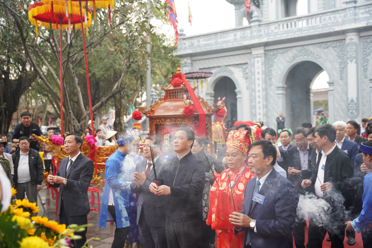 Sau lễ khai mạc và công bố quyết định, các đại biểu cùng nhân dân và du khách dâng hương tưởng niệm Quan lớn Tuần Tranh.