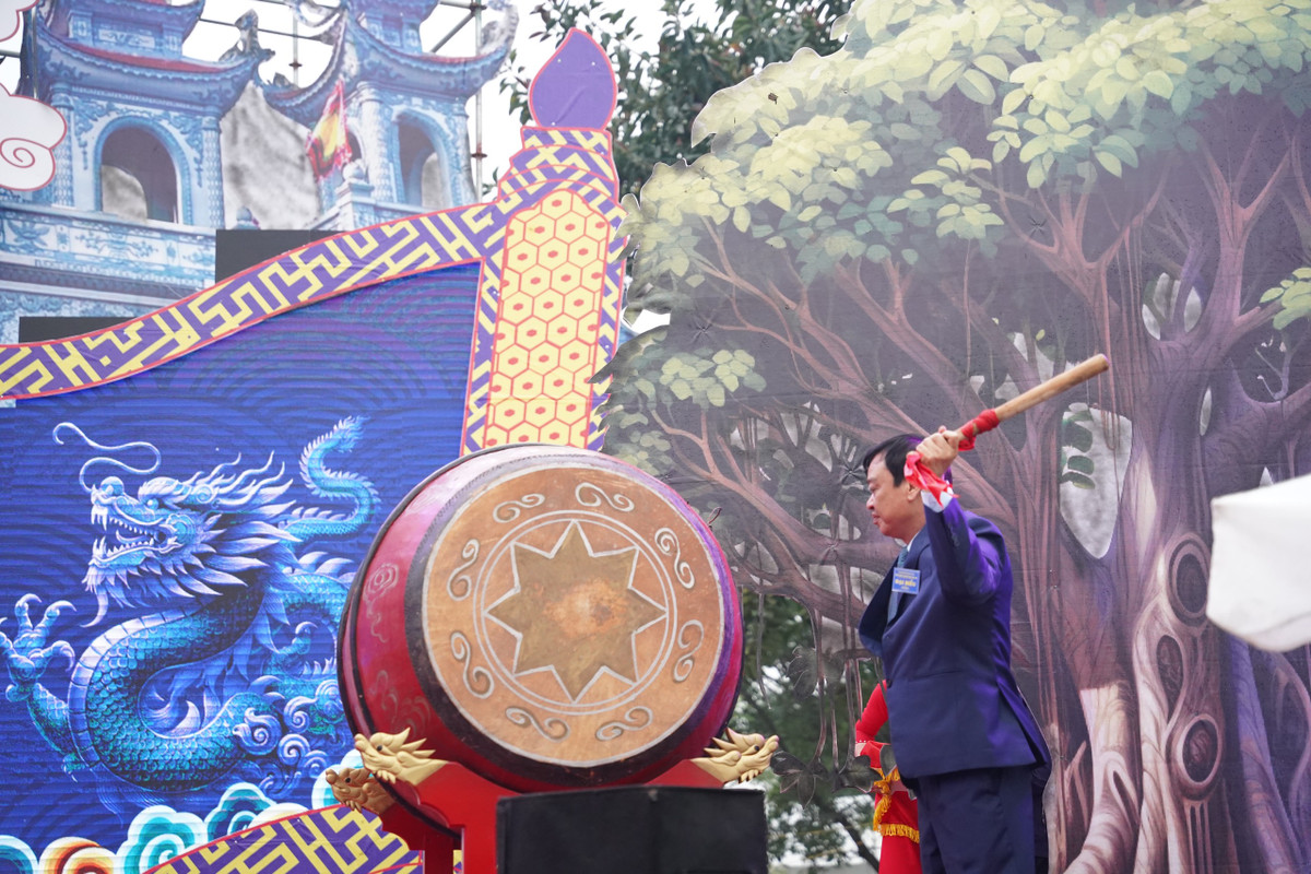 Lãnh đạo huyện Ninh Giang đánh trống khai hội.