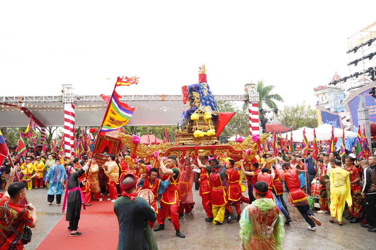 Đền Tranh hay còn gọi là đền quan lớn Tuần Tranh ở thôn Tranh Xuyên, xã Đồng Tâm (Ninh Giang) là di tích lịch sử - văn hóa quốc gia thờ vị thủy thần Đệ Ngũ Tuần Tranh (hoàng tử thứ 5 của vua Thủy), sau được phong là Tranh Giang Đại Vương Hoàng Hợp Tôn Thần. Đền Tranh đã được Bộ Văn hóa, Thể thao và Du lịch xếp hạng Di tích lịch sử văn hóa cấp quốc gia năm 2009. Lễ hội truyền thống đền Tranh được đưa vào danh mục di sản văn hóa phi vật thể quốc gia năm 2022.