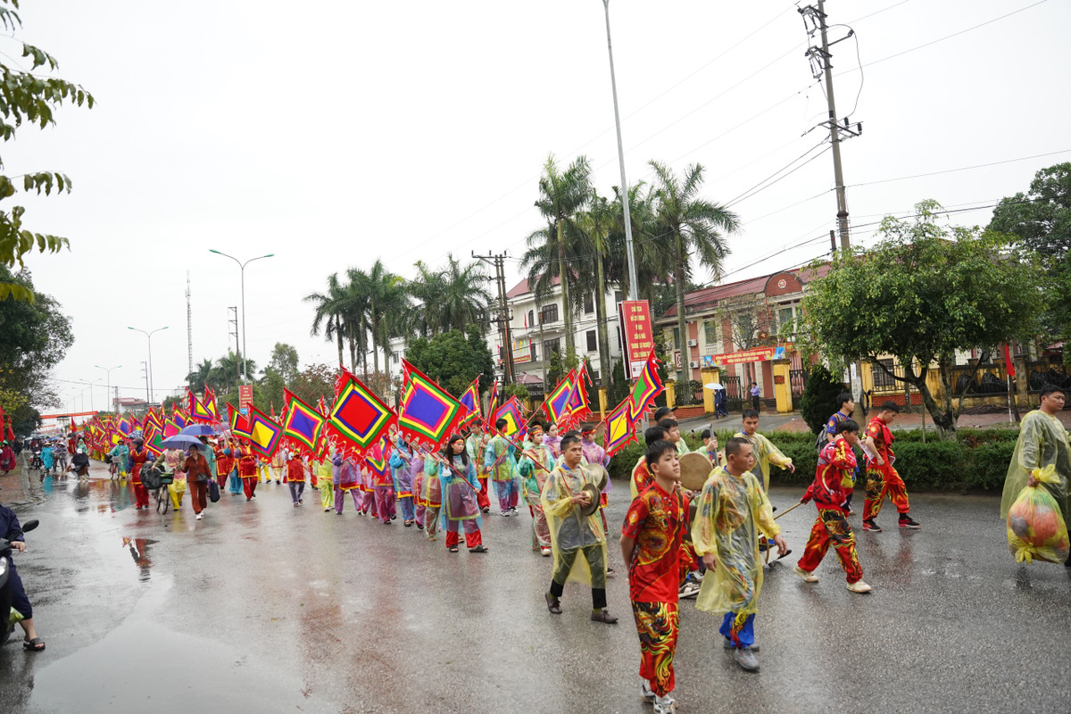 Lễ hội đền Tranh năm 2004 diễn ra trong 3 ngày 19, 23 và 24/3 với nhiều hoạt động đặc sắc. Sáng 19/3 đã diễn ra lễ rước nước, các đoàn dâng lễ vật, chương trình văn nghệ, khai hội, công bố quyết định của UBND tỉnh Hải Dương công nhận di tích kiến trúc nghệ thuật quốc gia đền Tranh, xã Đồng Tâm là điểm du lịch. Chiều và tối cùng ngày có lễ tế quan và tế mẫu, lễ mộc dục. Ngày 23 và 24/3 sẽ diễn ra các trò chơi dân gian như đập niêu, bắt chạch trong chum, vật dân tộc, múa rối nước...