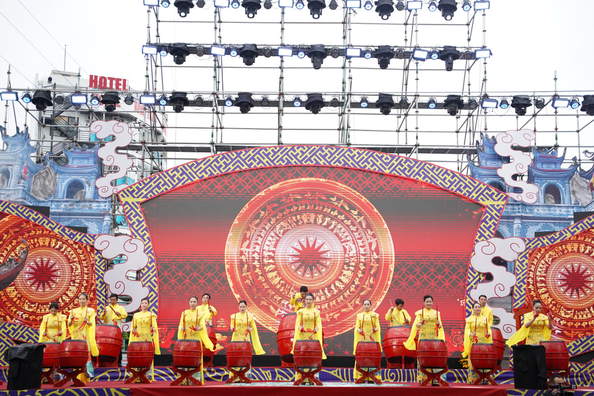 Sáng 19/3, tại Lễ hội đền Tranh năm 2024, UBND huyện Ninh Giang đã công bố quyết định của UBND tỉnh Hải Dương công nhận di tích kiến trúc nghệ thuật quốc gia đền Tranh là điểm du lịch.