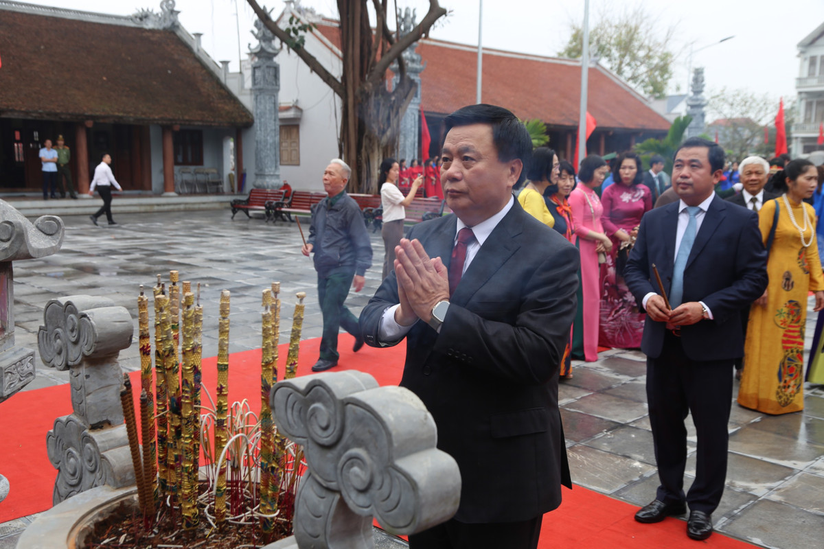 Ông Nguyễn Xuân Thắng, Ủy viên Bộ Chính trị, Giám đốc Học viện Chính trị quốc gia Hồ Chí Minh, Chủ tịch Hội đồng Lý luận Trung ương dâng hương kỷ niệm 120 năm ngày sinh cố Phó Chủ tịch nước Nguyễn Lương Bằng