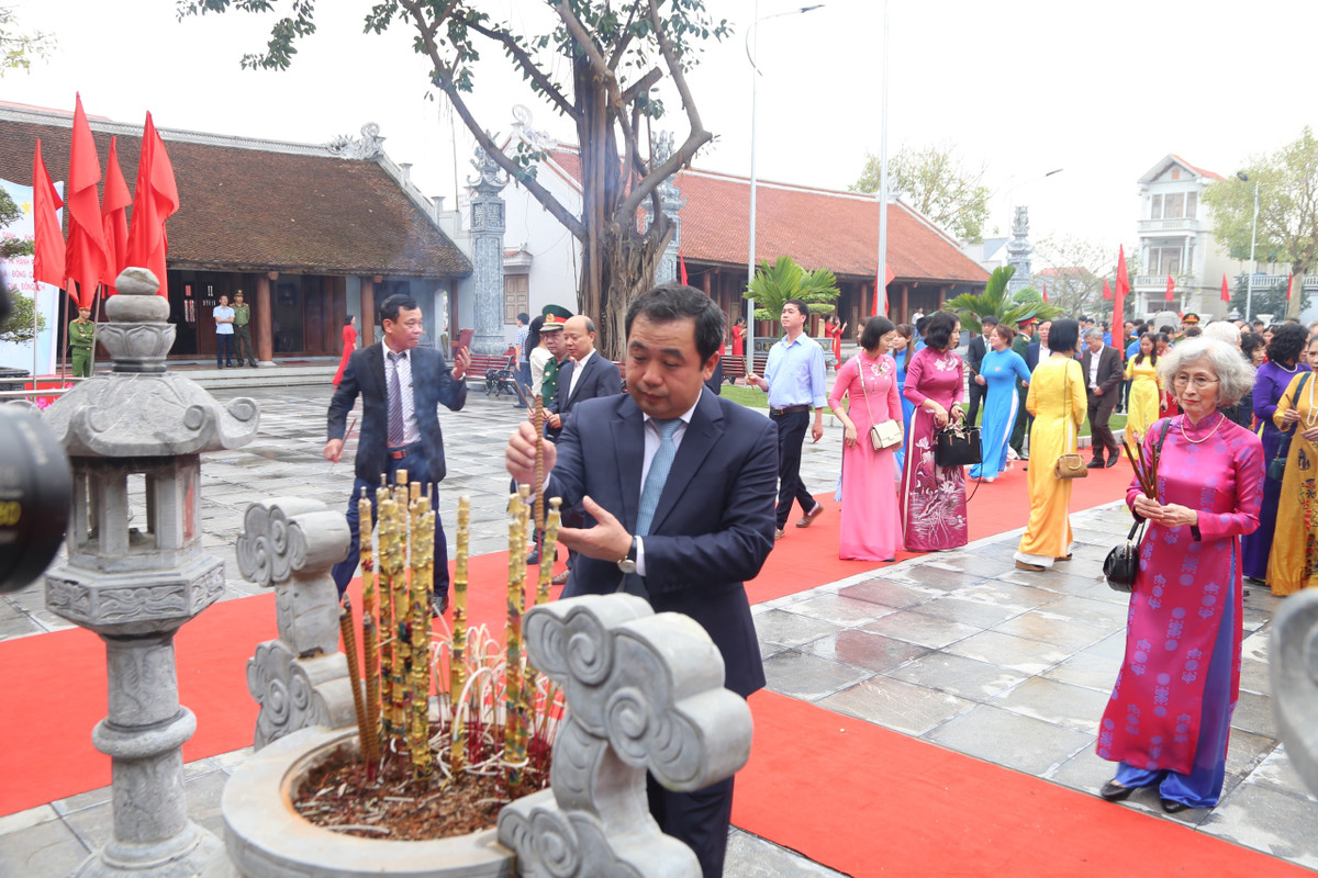 Ông Trần Đức Thắng, Ủy viên Trung ương Đảng, Bí thư Tỉnh ủy Hải Dương dâng hương tại Nhà tưởng niệm