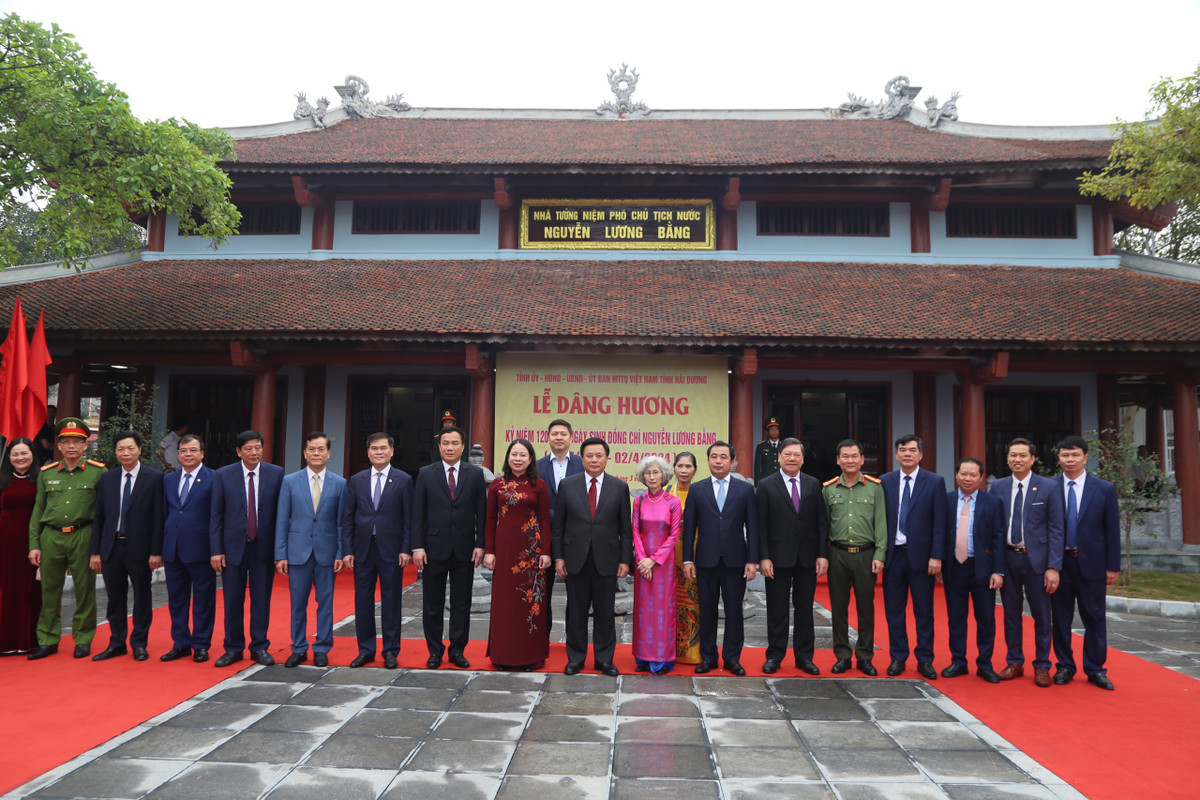 Các đại biểu cùng đại diện gia đình cố Phó Chủ tịch nước Nguyễn Lương Bằng chụp ảnh lưu niệm tại Nhà tưởng niệm.