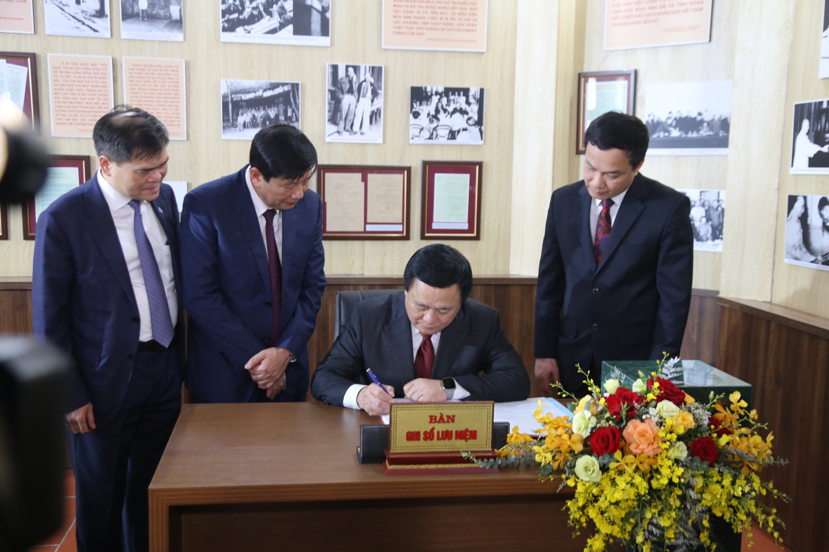 Ghi sổ lưu niệm, ông Nguyễn Xuân Thắng bày tỏ xúc động: "Lịch sử mãi khắc ghi công lao và những cống hiến to lớn của đồng chí đối với Đảng và cách mạng với hai bí danh đầy yêu thương và kính trọng "Sao Đỏ" và "Anh Cả". Tấm gương và cuộc đời của đồng chí sẽ mãi là điểm tựa tinh thần vững chắc để các thế hệ hôm nay và mai sau không ngừng học tập, noi theo, kế tục xứng đáng sự nghiệp vẻ vang của "Anh Cả Đỏ" cùng các bậc tiền bối cách mạng".