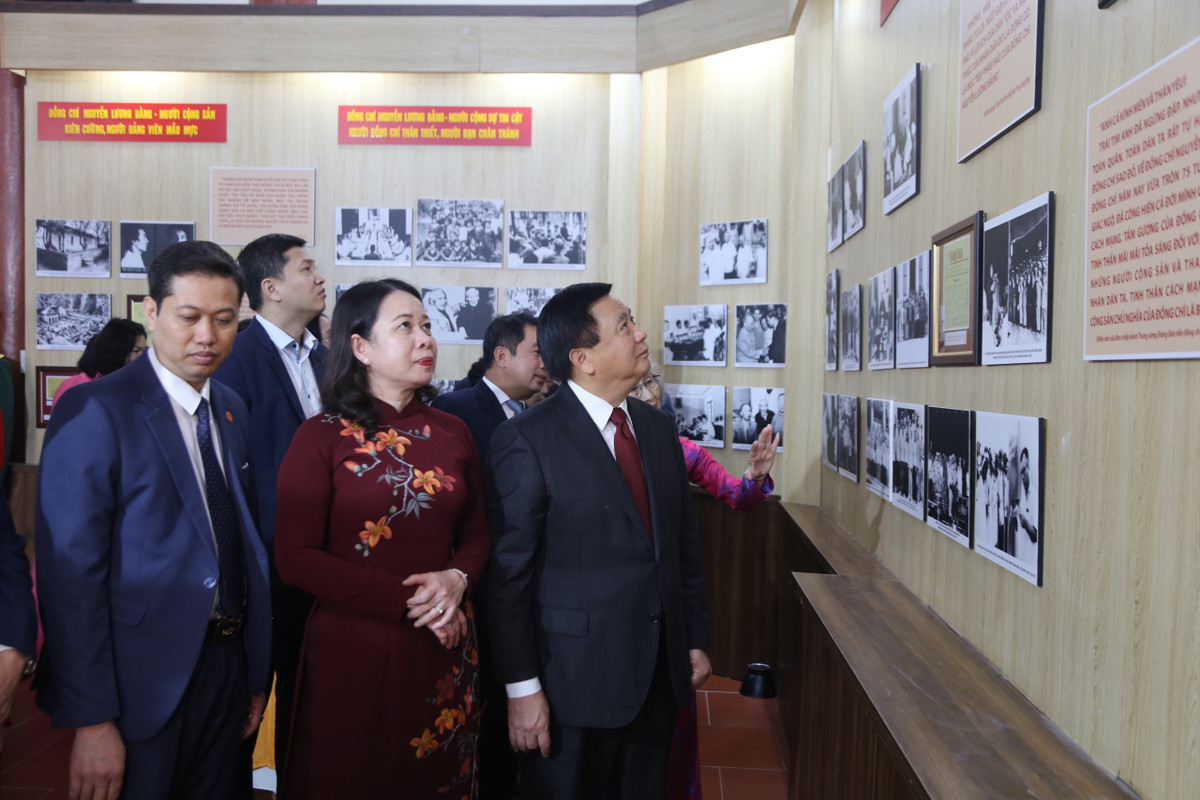 Quyền Chủ tịch nước Võ Thị Ánh Xuân cùng các đại biểu thăm khu trưng bày tư liệu lịch sử về đồng chí Nguyễn Lương Bằng tại Nhà tưởng niệm.