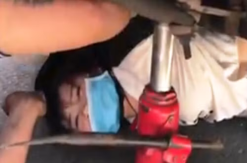 Nữ nạn nhân Nguyễn Trúc Đào đau đớn, mắc kẹt dưới gầm xe.