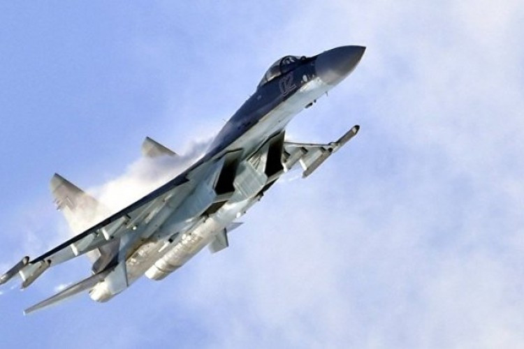 Báo chí Trung Quốc chú ý đến khác biệt chính giữa Su-35 và Su-57, so sánh chúng với các loại tiêm kích khác trên khắp thế giới, đặc điểm này chỉ là sự hiện diện của động cơ kiểm soát vector lực đẩy (TVC).