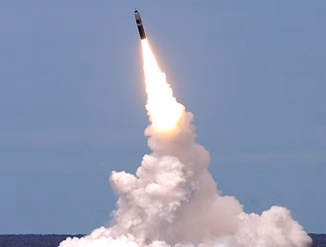 Với khả năng mang đa đầu đạn có thể tấn công độc lập cùng độ sai số mục tiêu cực thấp, tên lửa hạt nhân Trident II D5 trở thành nỗi kinh hoàng ẩn náu dưới đại dương.