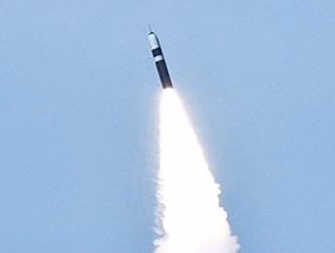 Quỹ đạo bay thấp và tốc độ lớn cũng giúp Trident II D5 xuyên thủng hệ thống phòng thủ đối phương, nhất là khi những tổ hợp chống tên lửa đạn đạo hiện nay thường được tối ưu hóa cho những mục tiêu bay cao và có quỹ đạo dễ dự đoán như tên lửa đạn đạo xuyên lục địa (ICBM).