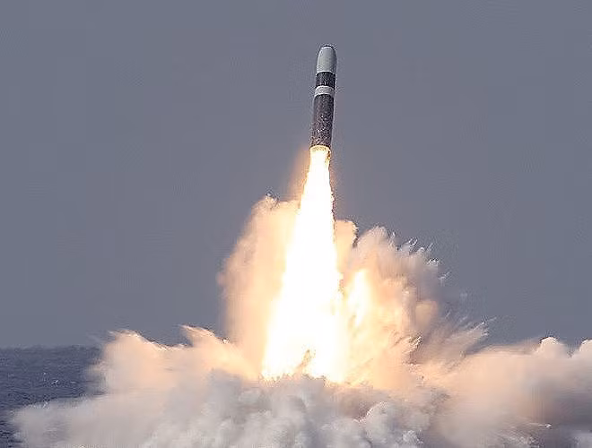 Để phóng, tên lửa hạt nhân Trident II D5 được đẩy bằng áp suất hơi nước từ tàu ngầm vọt lên trên mặt nước, lúc này động cơ chính của tên lửa mới khởi động để đẩy quả tên lửa bay đi.