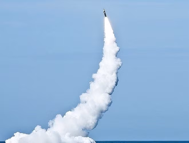 Tên lửa có khả năng mang theo 8 đầu đạn hạt nhân W88 với đương lượng nổ 475 Kt/đầu đạn hoặc 12 đầu đạn hạt nhân W76 với đương lượng nổ 100 Kt/đầu đạn. Với đầu đạn W76-2 thế hệ mới, mỗi tên lửa có thể mang số lượng đầu đạn lên từ 15-18.