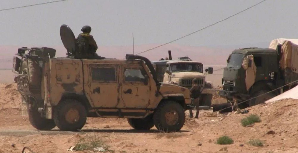 Ít nhất 1 cảnh sát quân sự Nga cùng 2 binh sĩ quân đội chính phủ Syria đã bị thương do cuộc tấn công này, Al Masdar News báo cáo.