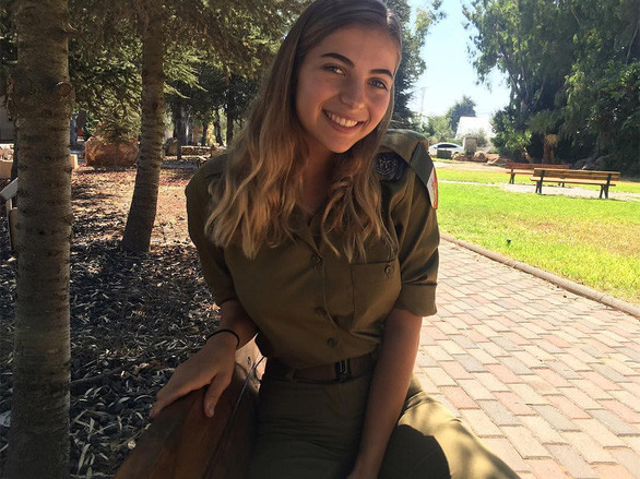 Trả lời phỏng vấn tờ báo Nga, trung úy Anatasia - sĩ quan dự bị quân đội Israel, nhận xét rằng phụ nữ chưa được đối xử thật sự công bằng, một số vị trí trong quân đội chỉ dành cho đàn ông, nhưng vẫn có một số tiểu đoàn có cả nam và nữ.