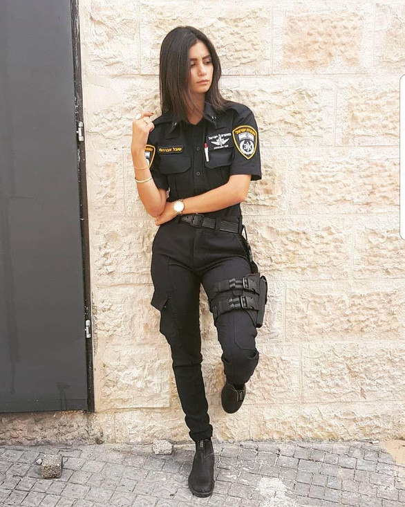 "Thời hạn phục vụ của phụ nữ ngắn hơn đàn ông, ngoài cái đó ra họ cũng không khác gì chúng tôi. Người ta luôn cố gắng bố trí phụ nữ trong các quân khu khác nhau. Ví dụ như đó là một khóa huấn luyện binh sĩ trẻ, cấp trên thường để phụ nữ phụ trách vì họ chỉ huy tốt hơn" - anh Dmitri kể.