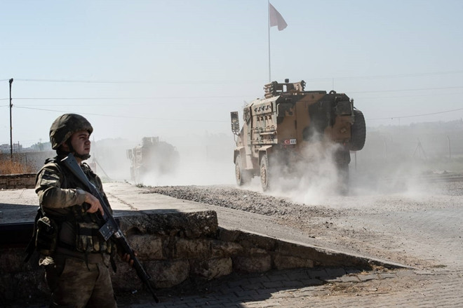 Trong cuộc tấn công lớn nhất kể từ khi chiến dịch của TNK bắt đầu hôm 8-10 vừa qua, IS đã nhận trách nhiệm cho một vụ đánh bom xe đẫm máu ở Qamishli, thành phố lớn nhất trong khu vực do người Kurd nắm giữ, mặc dù thành phố này đang bị pháo kích của Thổ Nhĩ Kỳ.