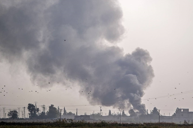 TNK đặt mục tiêu thiết lập một khu vực an toàn ngay trong lòng Syria, nơi mà TNK có thể tái định cư cho 3,6 triệu người tị nạn Syria đang sinh sống tại TNK. Tổng thống TNK Tayyip Erdogan từng đưa ra lời đe dọa rằng sẽ “thả” những người tị nạn này đến châu Âu nếu như Liên minh châu Âu không ủng hộ cuộc tấn công này, khiến EU phản ứng rất dữ dội.