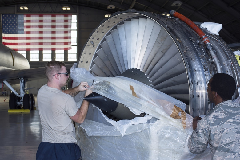 "Đối đầu với trang bị quân sự tiên tiến của Nga, máy bay chỉ huy E-8C có thể thậm chí không kịp tiếp cận. Tên lửa đất đối không của Nga có tầm bắn ngày càng xa. Máy bay chỉ huy E-8C thậm chí có thể bị bắn hạ ngay trong ngày đầu khai chiến", một đại diện của USAF cho biết.