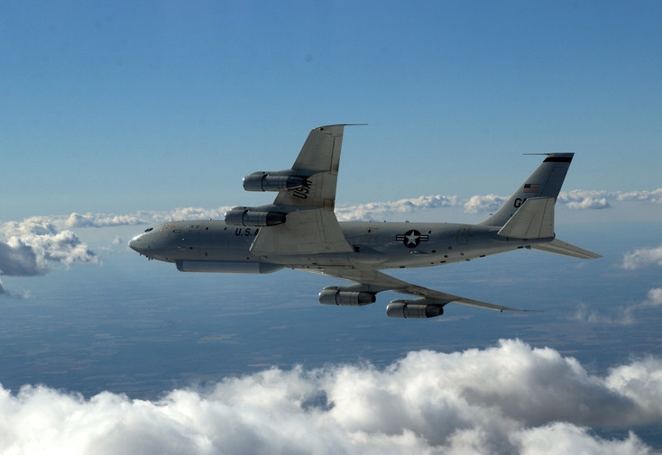 Các ăng-ten có thể được đặt ở hai bên của máy bay để mở rộng phạm vi quét 120 độ bao trùm gần 50.000km vuông mặt đất và có khả năng phát hiện mục tiêu ở tầm xa hơn 250km. Tuy nhiên, các radar này có một số hạn chế về khả năng phát hiện máy bay trực thăng, các ăng-ten xoay và máy bay cánh cố định di chuyển chậm và thấp.