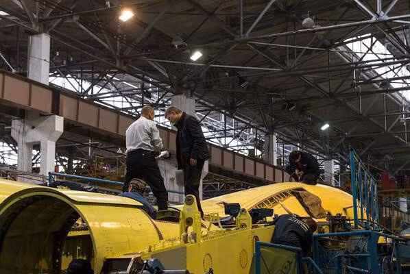 Theo các hợp đồng đã ký, nhà máy tại Novosibirsk đã bàn giao cho Bộ Quốc phòng Nga 132 chiếc Su-34, đủ trang bị cho 4 trung đoàn, giúp doanh nghiệp duy trì hoạt động sản xuất trong vòng 10 năm qua.