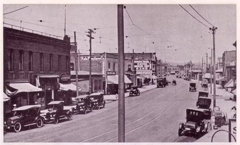 Thời phục hưng Meịi, những người ủng hộ Thiên hoàng đã chiến đấu để đưa Meiji lên ngai vàng. Sau khi bị quân đội của Thiên hoàng đánh bại, Tokugawa Yoshinobu (đại tướng quân cuối cùng của Nhật Bản) đã từ bỏ quyền lực vào năm 1867. Ảnh trên chụp Tokyo năm 1868 trong thời kỳ Meiji. Ảnh: visitlitteTokyo.