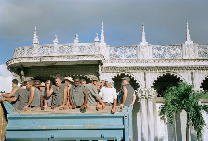 Những thanh niên Cuba trên một chiếc xe tải.