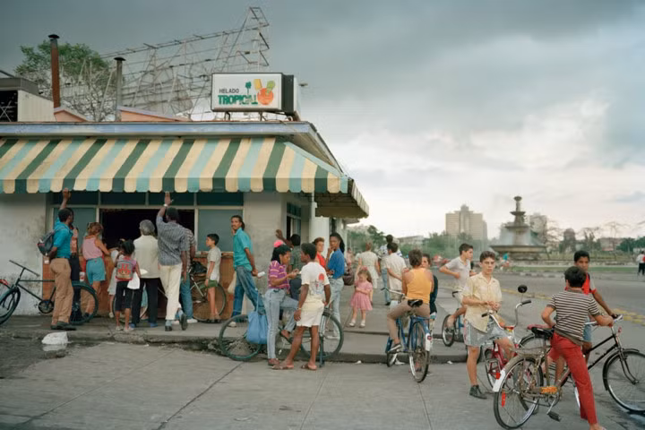 Vì tò mò, nhiếp ảnh gia người Mỹ Tria Giovan đã đến Cuba để chụp một bộ ảnh vào năm 1990. Trong ảnh, người dân tập trung bên ngoài một tiệm bán kem.