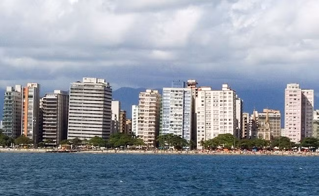 Santos, Brazil. Bạn có thể nhìn thấy bằng mắt thường là có điều gì đó không phù hợp với cảnh quan ven biển này. Những sai lầm này hiện nay rất khó khắc phục do khi xây dựng nền móng, vì không đủ độ sâu, nền móng quá yếu đối với các tòa nhà lớn. Mặc dù các tòa nhà đang "nhảy múa", nhưng những người thuê nhà vẫn dũng cảm không rời đi nơi khác.