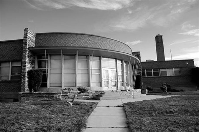 2. Bệnh viện Tooele cũ - Tooele, Utah: Old Tooele là một bệnh viện bị bỏ hoang và được cho là có ma ám. Những câu chuyện hoang đường về các thế lực siêu nhiên tại bệnh viện này luôn là chủ đề yêu thích của nhiều người. Vì sự hoang tàn và màu sắc bí ẩn quanh mình mà bệnh viện Old Tooele trở thành địa điểm dựng một số cảnh của nhiều bộ phim.(Ảnh: Weirdworm)