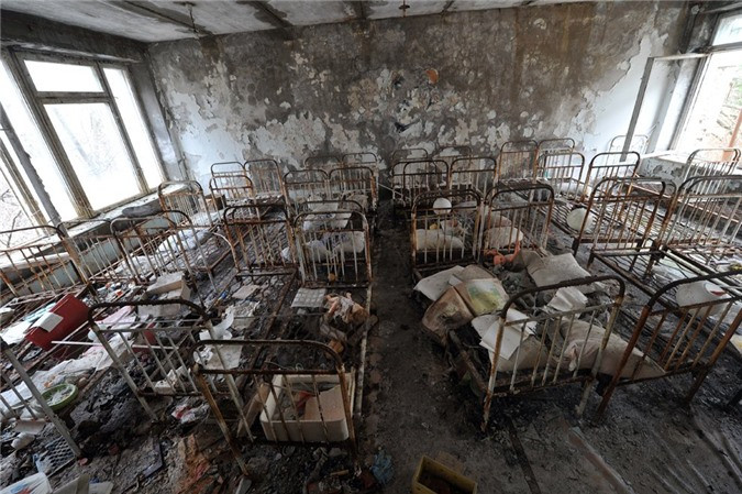 14. Bệnh viện Pripyat – Chernobyl, Ukraina: Những đồ vật được để lại tại bệnh viện Pripyat sau khi nó bị bỏ hoang khiến cho nơi đây trở nên đáng sợ. (Ảnh: Weirdworm).