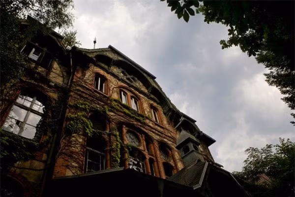 7. Beelitz-heilstatten - Brandenburg, Đức: Đây là một khu phức hợp bệnh viện khổng lồ bao gồm 60 tòa nhà, Beelitz-Heilstatten được sử dụng rộng rãi trong thời chiến. Tới nay nó gần như bị bỏ hoang và trở thành nơi để dựng nhiều bộ phim. (Ảnh: Weirdworm)