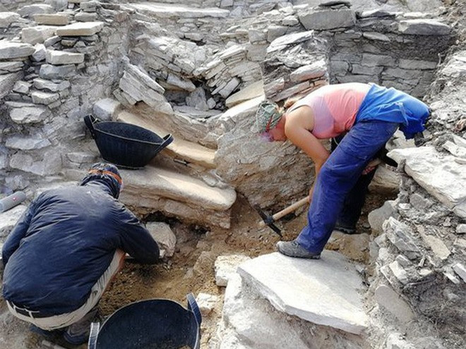 Nhóm khảo cổ đã tìm thấy một loạt tòa nhà, cầu thang, tường và hệ thống thoát nước, phôi đúc đồng của hàng loạt công cụ như rìu, đục, dao găm… Ảnh: MICHAEL BOYD.