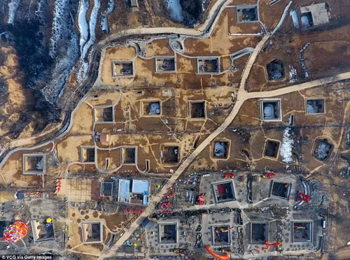  Tam Môn Hiệp là một địa cấp thị (đơn vị hành chính dưới cấp tỉnh, trên cấp huyện của Trung Quốc) thuộc tỉnh Hà Nam, Trung Quốc. Nơi đây có gần 10.000 ngôi nhà được xây sâu 6-7 m dưới lòng đất. Khu nhà là nơi cư trú của khoảng 3.000 người.