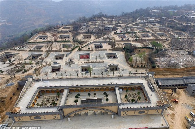 Những sân sinh hoạt chung là nơi người dân tổ chức lễ hội, cưới hỏi cũng như những sinh hoạt cộng đồng.