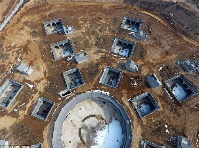 Thực tế, ngôi làng này xuất hiện từ 4.000 năm trước, vào thời đại đồ đồng. Người dân khi đó tìm cách đào đất, xây nhà để chống chọi với nắng nóng mùa hè và giá lạnh mùa đông.