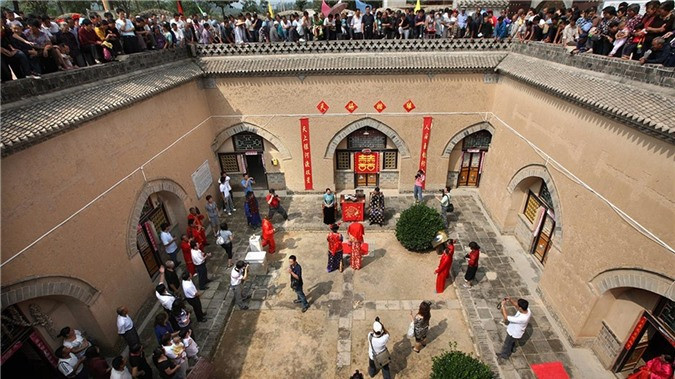 Ngoài ra, các ngôi nhà cũng được trang bị các thiết bị phù hợp với cuộc sống hiện đại như đèn điện, tủ lạnh, máy giặt.