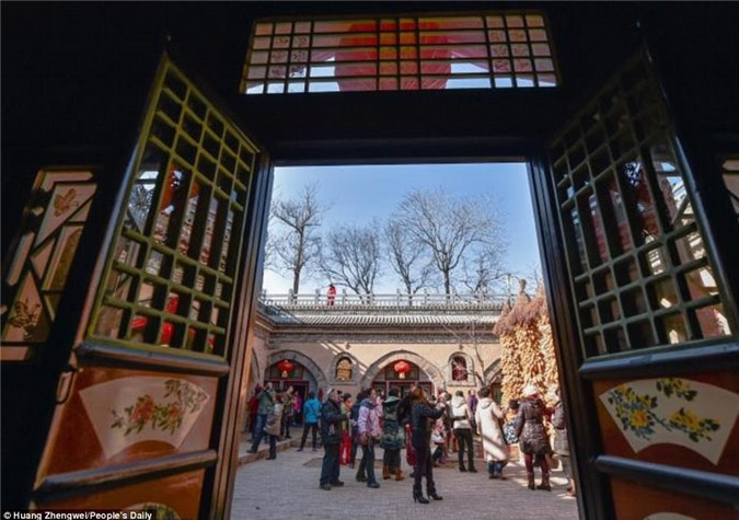 Tuy ở dưới lòng đất, những căn nhà đều đầy đủ công trình và vật dụng cần thiết như phòng khách, phòng ngủ, phòng tắm, chuồng gia súc hay nhà kho.