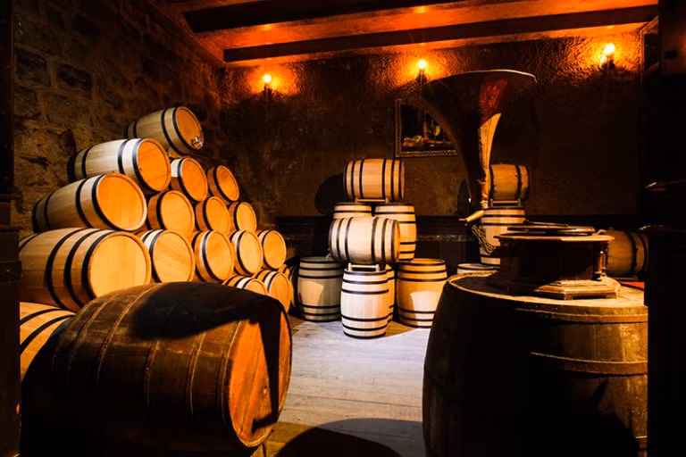 Nếu trong nhà tích trữ được những chai rượu lâu đời sẽ có tác dụng trấn tài chiêu tài, vượng con cái, giúp tam đại không phải lo cơm ăn áo mặc. Nguồn ảnh: Banahills.