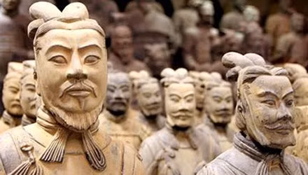 Nguyên nhân thứ hai chính là do quân Tần được trang bị vũ trang đầy đủ và hiện đại. Điều này làm giảm tỉ lệ thương vọng, tăng hiệu quả chiến đấu và giúp quân Tần trở thành đội quân hùng mạnh nhất trong lịch sử cổ đại Trung Quốc.