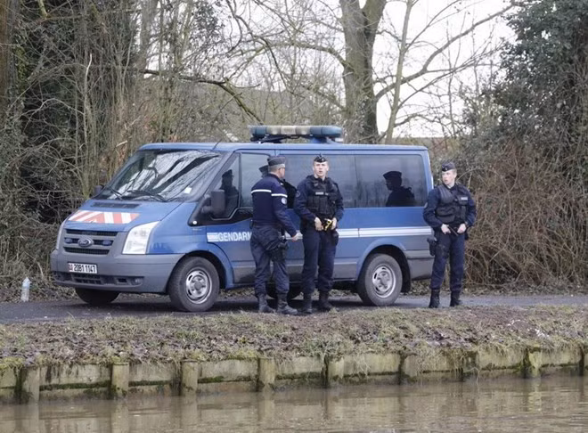 Ghe ron: Chi vi te dam, be 5 tuoi bi bo danh nut so