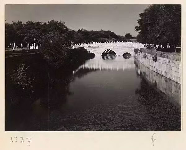 Cầu Kim Thủy nhìn từ hướng xa.