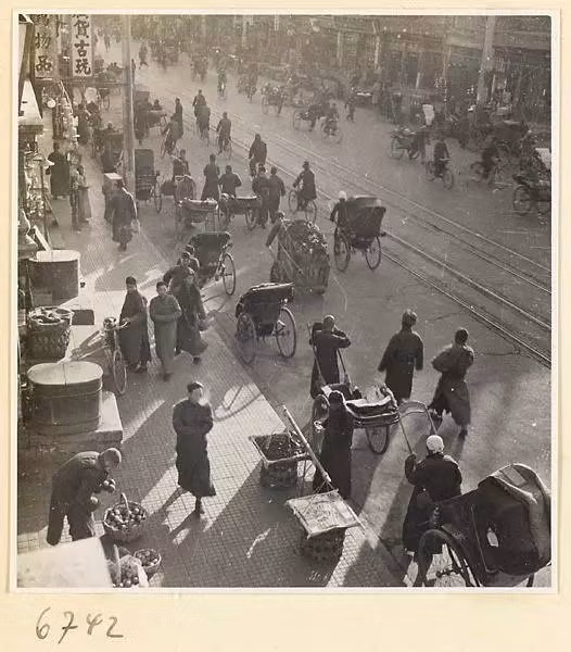 Một con phố tấp nập người xe.