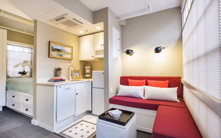 Tầng 1 của tòa nhà có một phòng sinh hoạt chung với tivi, ghế ngồi và hệ thống máy giặt, sấy đồ cùng nhiều nhà hàng, cửa hàng tiện dụng và quán cà phê.