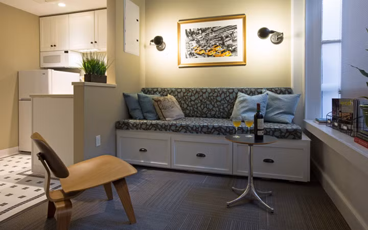 Các cửa hàng tại hai tầng trên cùng của trung tâm thương mại đã được cải tạo thành những căn hộ siêu nhỏ, kích thước trải từ 21-72m2, tuy nhiên phần lớn các căn hộ đều có diện tích dưới 28 m2.