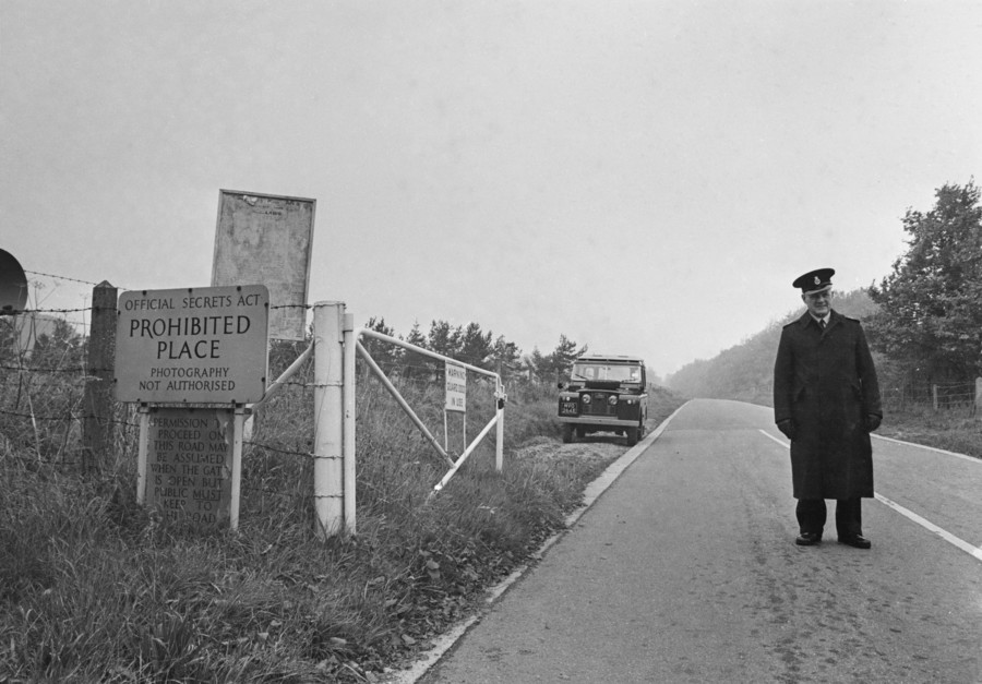 Sĩ quan canh gác cổng vào phòng thí nghiệm Porton Down 1968. Ảnh: C. Woods/Getty Images